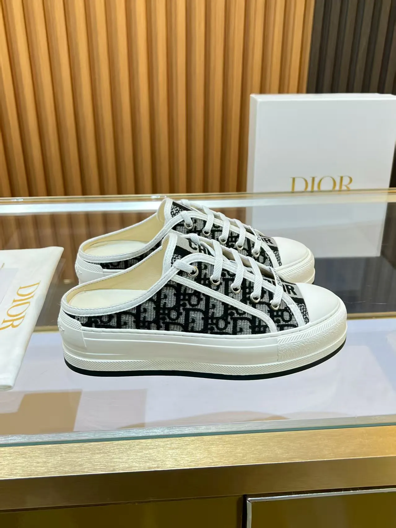 Factory direct sales p520🐘🐘Women's shoes Women's clothing 2025 Walk'n'Dior embroidered mid-top casual shoes are new. On the fashion stage, Dior embroidered shoes are the well-deserved protagonist. Delicate stitching is used on the upper, every stitch is devoted to the craftsman's efforts, and every thread is woven with artistic poetry. From complex floral patterns to smart geometric textures, embroidery is like the magic that gives shoes life, allowing them to show dynamic beauty even in static conditions.   Wearing Dior embroidered shoes feels like stepping into a dream world full of art. It is not only a pair of shoes, but also a walking piece of art that perfectly integrates fashion and culture. Whether you are strolling on the bustling city streets or attending important social occasions, Dior embroidered shoes can add unique charm to your style and become the focus of everyone's attention.   Choosing Dior embroidered shoes means choosing a persistent pursuit of quality and a unique understanding of fashion. Let it accompany you through every wonderful moment and leave your own fashion mark.  Material: Sheepskin lining, feet, silk cowhide, size 35-41, heel height 5cm